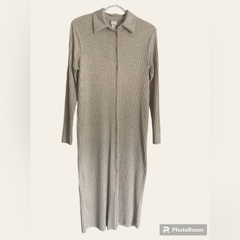 Worn 3 times, Beige, looks really stylish. Open, hips down